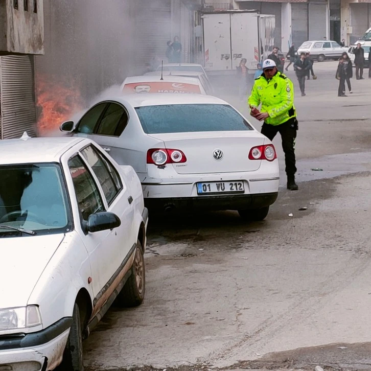 Şanlıurfa'da Trafikte Korkutan Anlar: Alev Alan Otomobile Polis Müdahalesi
