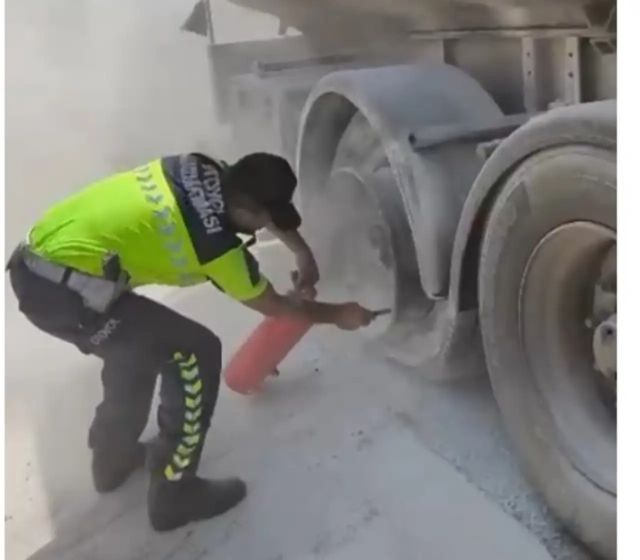 Şanlıurfa-Gaziantep Otoyolu'nda Felaket Kıl Payı Atlatıldı : Akaryakıt Y&uuml;kl&uuml; Tanker Alev Aldı!