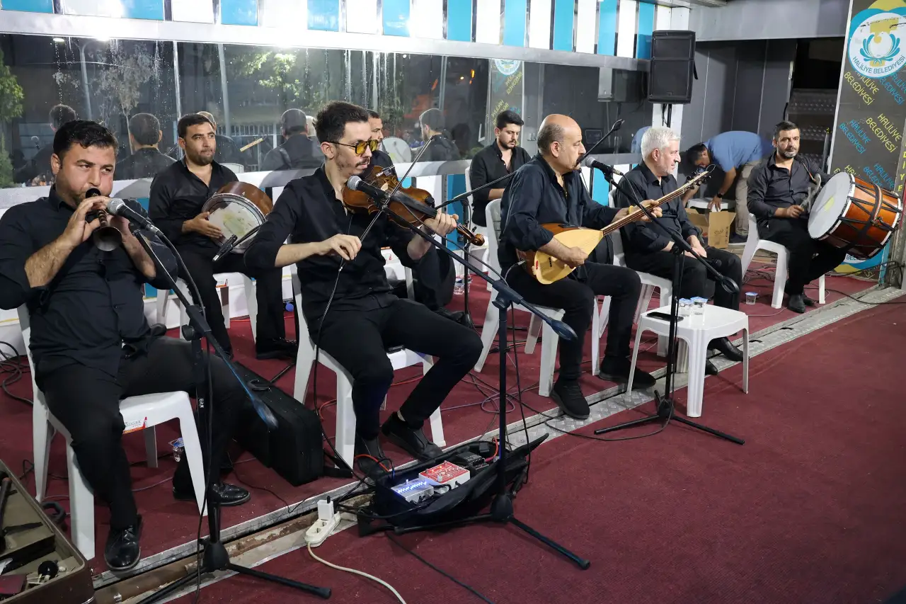 Şanlıurfa'nın O İl&ccedil;esinde Yaz Akşamları T&uuml;rk&uuml;lerle Şenleniyor