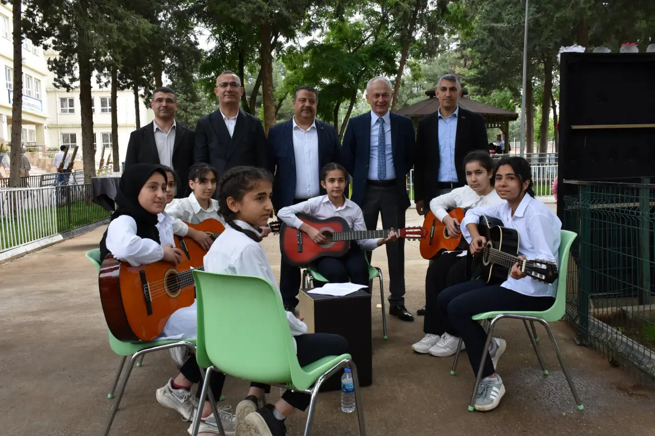 Şehit Cuma İbiş Ortaokulu'nda Resim Sergisi Büyük İlgi Gördü