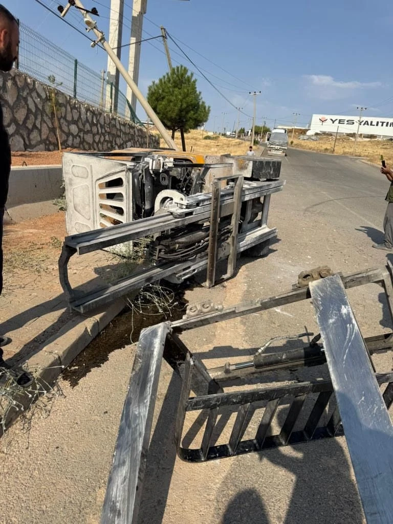 Kontrolden Çıkan Araç Direğe Çarptı