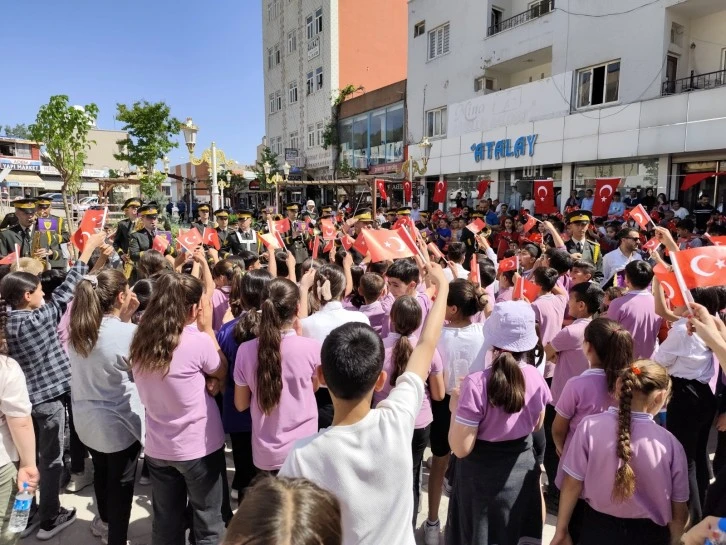 Silopi'de Askeri Bando Coşkusu: 23 Nisan Konseri Büyüledi