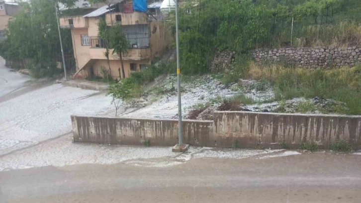 Şırnak'ta Dolu Yağışı Trafiği Felç Etti: Şırnak-Cizre Yolu Kapalı
