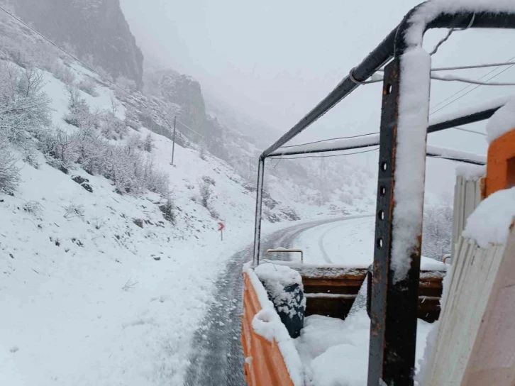 Şırnak'ta Kışın Pençesinde Hayat Mücadelesi: Yollar Açılıyor