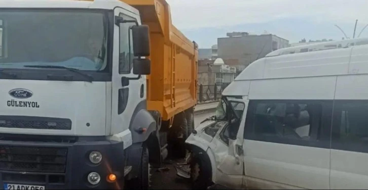 Şırnak'ta Öğrenci Servisi ve Kamyon Çarpıştı: 14 Kişi Yaralandı