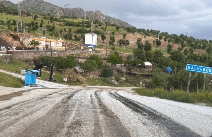 Şırnak'ta Sağanak ve Dolu: Yollar Kapanırken, Belde Hayatı Etkilendi