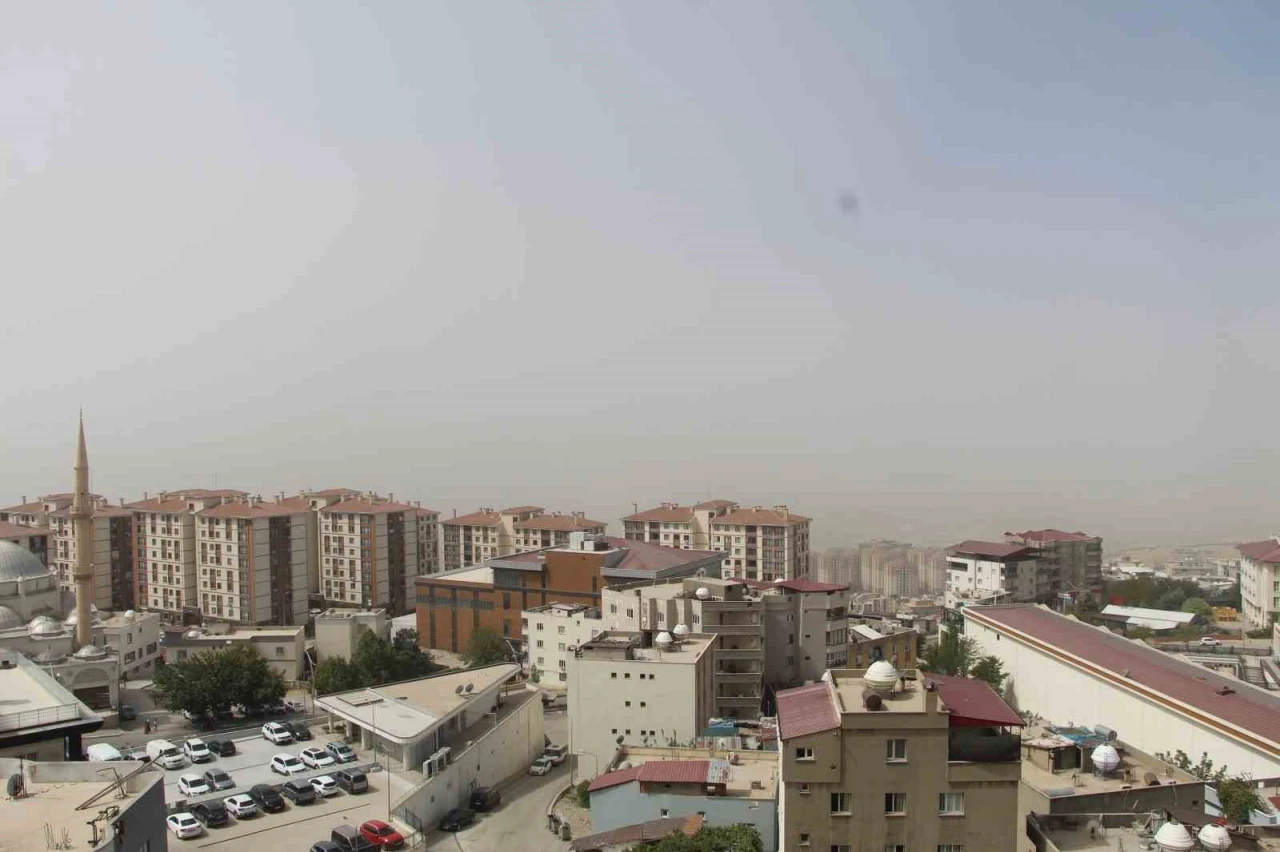 Şırnak’ta Toz Taşınımı Şehri Görünmez Hale Getirdi