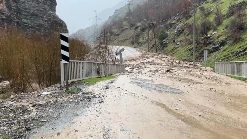 Şırnak Uludere Kara Yolu Sağanak Sonrası Ulaşıma Kapandı: Ekiplerin Açma Çalışmaları Sürüyor