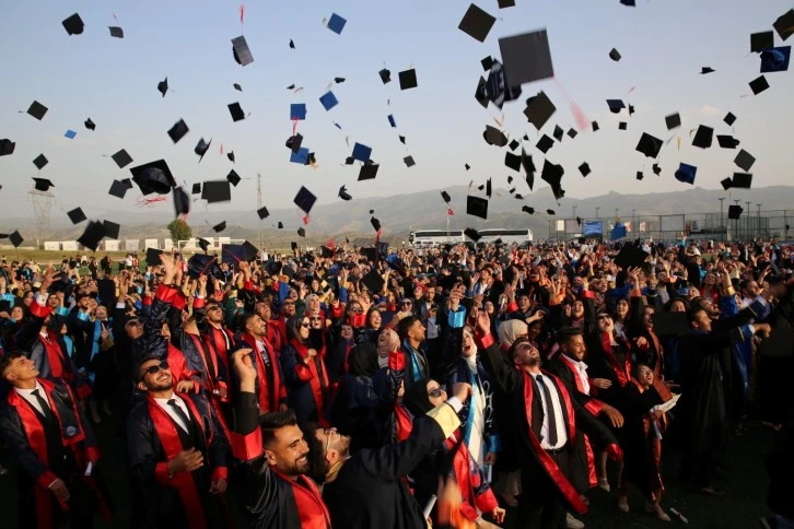 Şırnak Üniversitesi Mezuniyet Töreninde Öğrencilerden Filistin'e Destek Mesajları