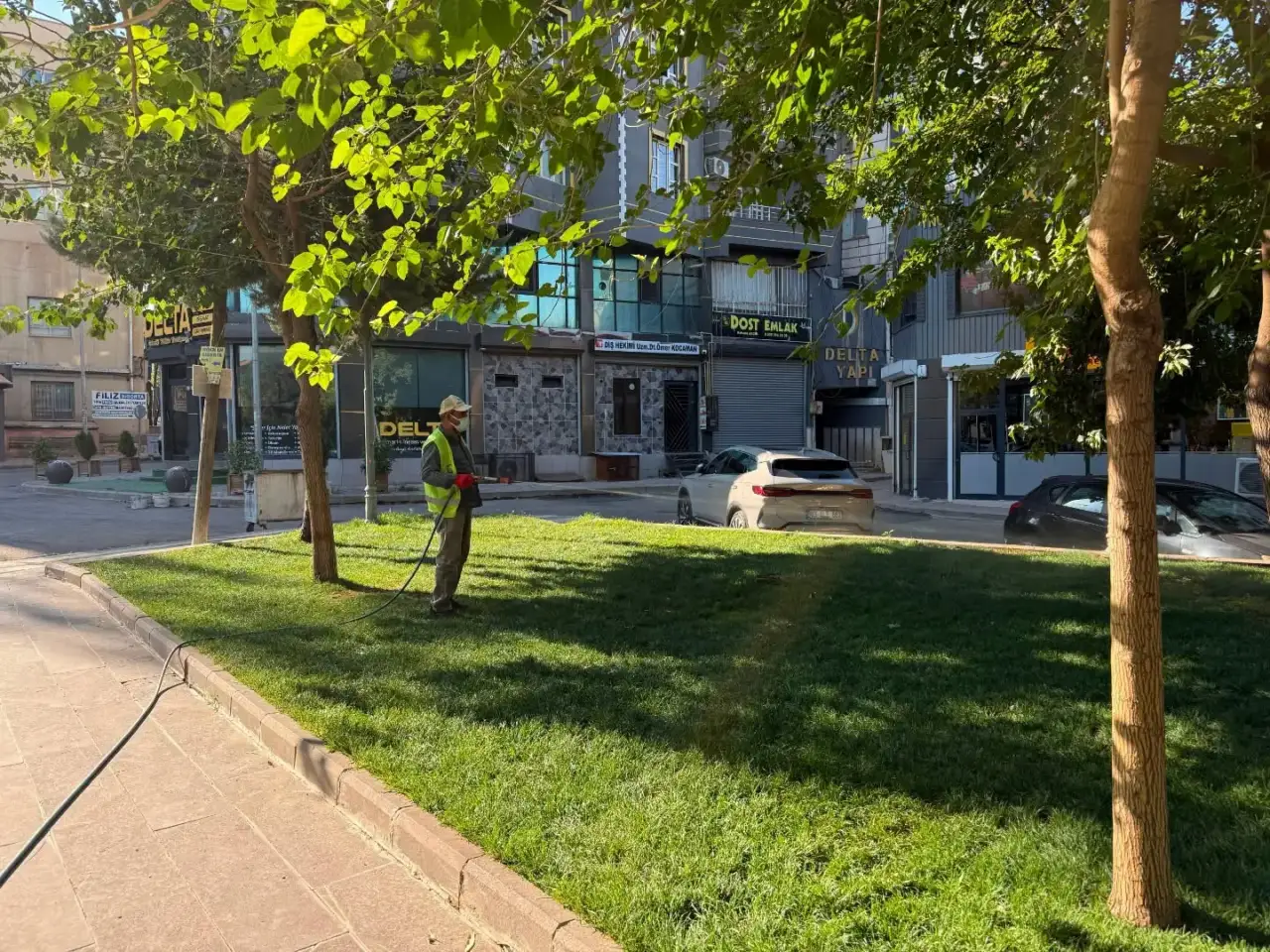 Siverek Belediyesi Park ve Yeşil Alanlarda İla&ccedil;lama &Ccedil;alışmalarını Hızlandırdı