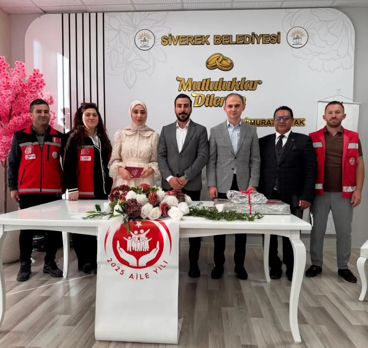 Siverek Kaymakamı Salih Sak  Evlenen Çifte Anlamlı Destek Verdi