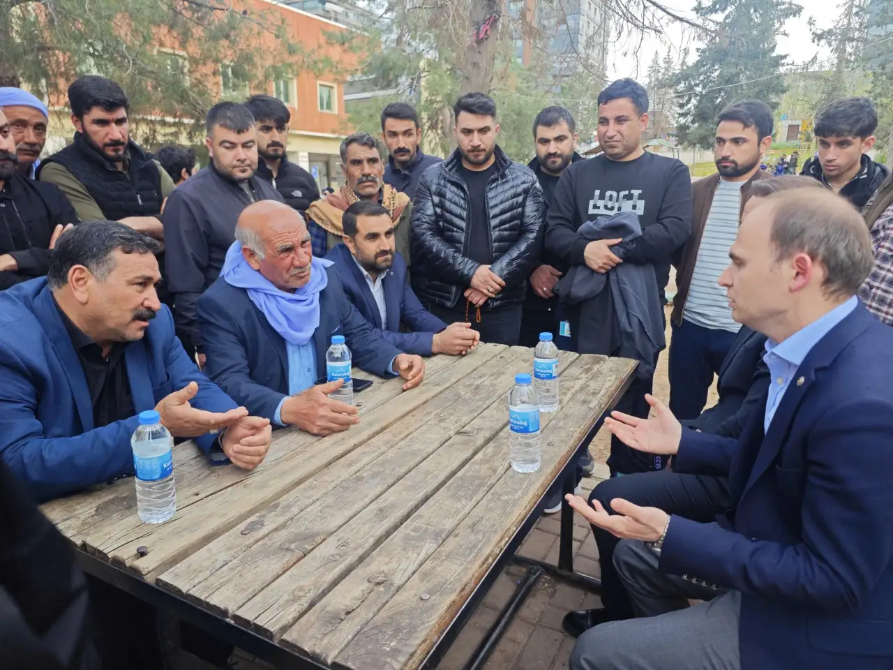 Siverek Kaymakamı Salih Sak&rsquo;tan Yaralı &Ouml;ğrencilere Duygusal Ziyaret!