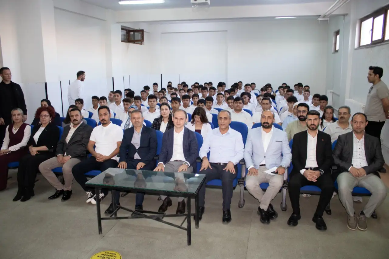Siverek Kaymakamı Salih Sak, TÜGVA Programında Gençlerle Buluştu