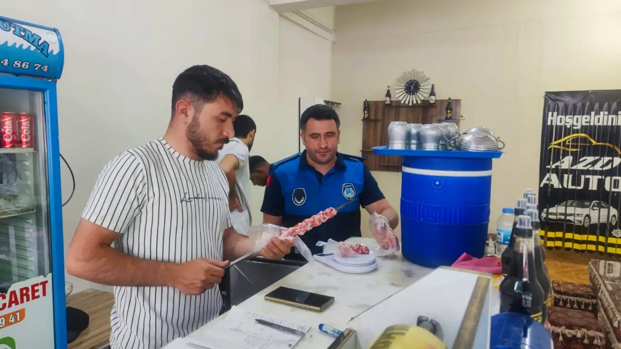 Siverek Kırsalında Son Kullanma Tarihi Geçmiş Ürünler Tek Tek İmha Edildi