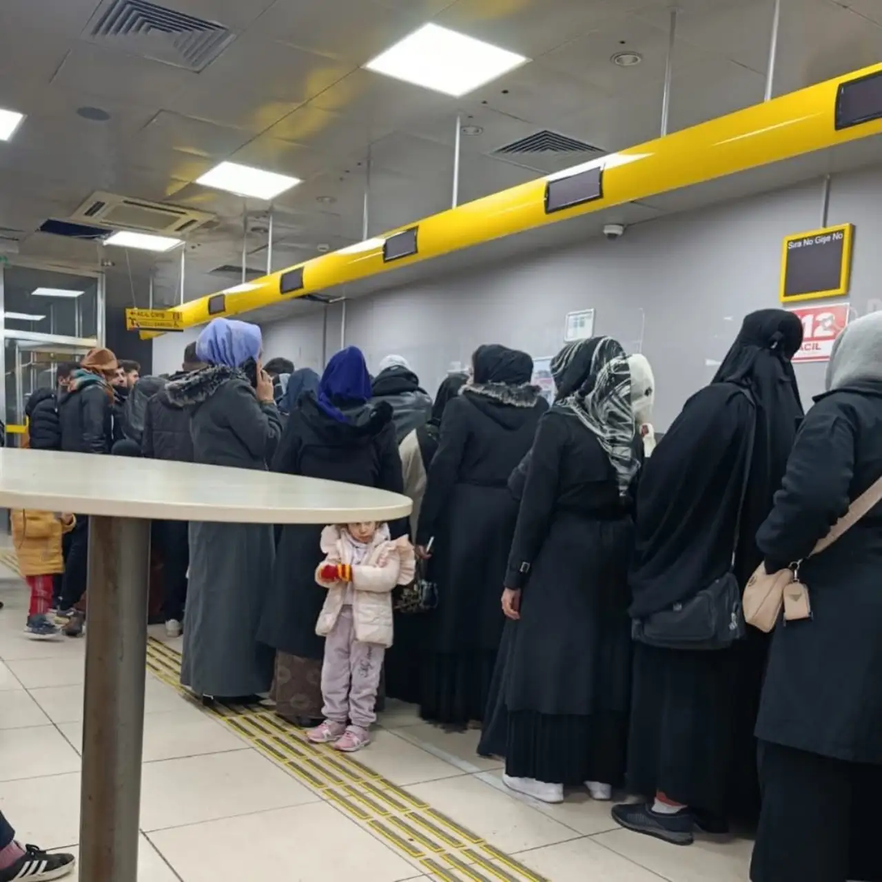 Siverek PTT&rsquo;de Hizmet &Ccedil;ilesi: Tek Vezneyle Saatlerce S&uuml;ren Bekleyiş Vatandaşı İsyan Ettirdi!