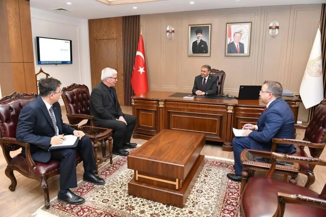 Siverek Şehit Aileleri ve Gaziler Derneği Başkanı Gözcü'den Vali Şıldak'a Anlamlı Vefa Ziyareti