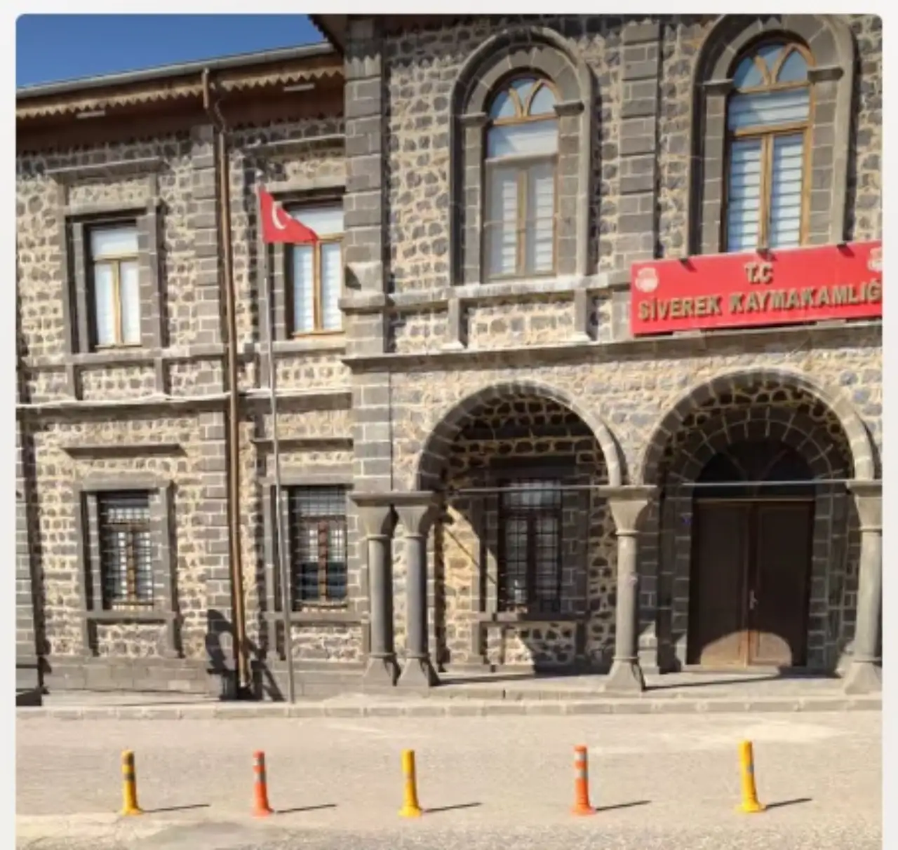 Siverek&rsquo;te 9 Yıllık "Duba" &Ccedil;ilesi: Vatandaşlar Kaymakamlık &Ouml;n&uuml;ndeki Engellerin Kalkmasını Bekliyor!