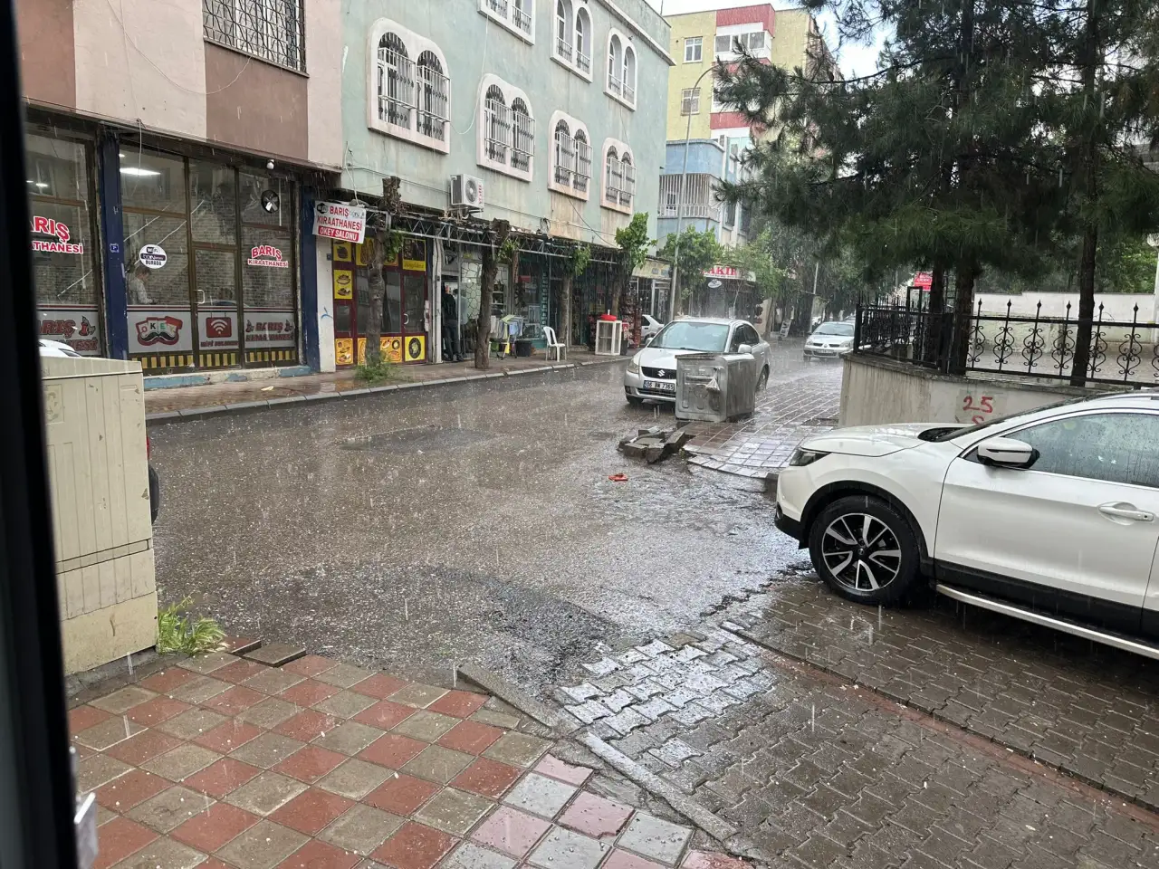 Siverek’te Ani Yağmur Doluya Dönüşerek Çiftçileri Tedirgin Etti