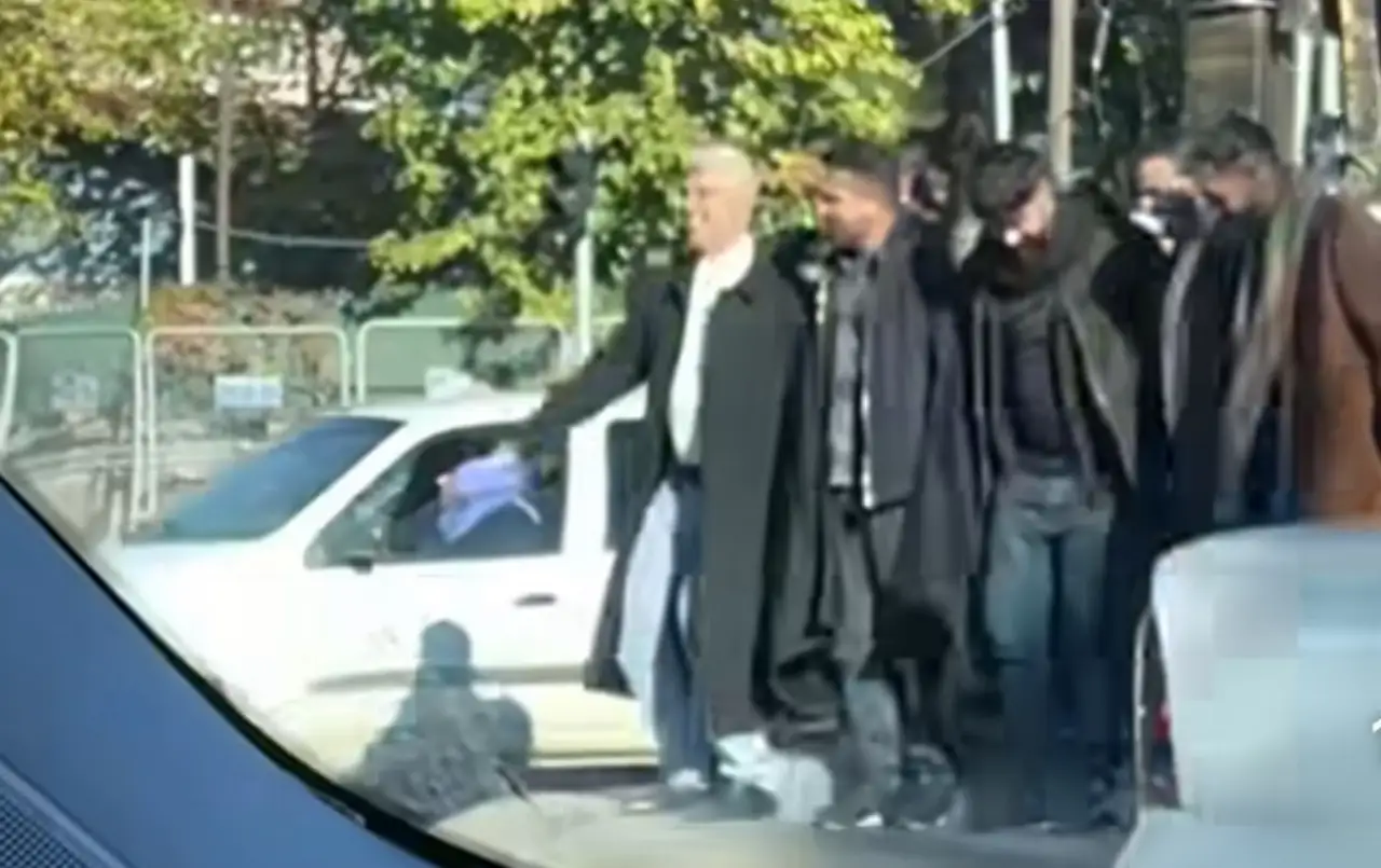 Siverek&rsquo;te Bir Efsane Sanat&ccedil;ı Yılmaz G&uuml;ney Heykeli &Ouml;n&uuml;nde Coşkulu Halay