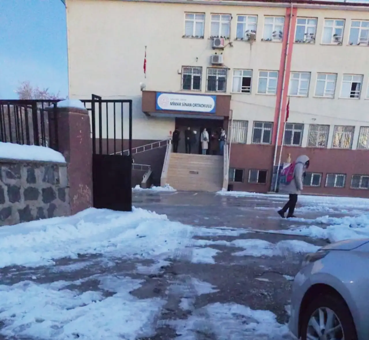 Siverek&rsquo;te Eğitimde Kış &Ccedil;ilesi: Buz Tutan Bah&ccedil;eler ve Karanlık Sınıflar Velileri İsyan Ettirdi