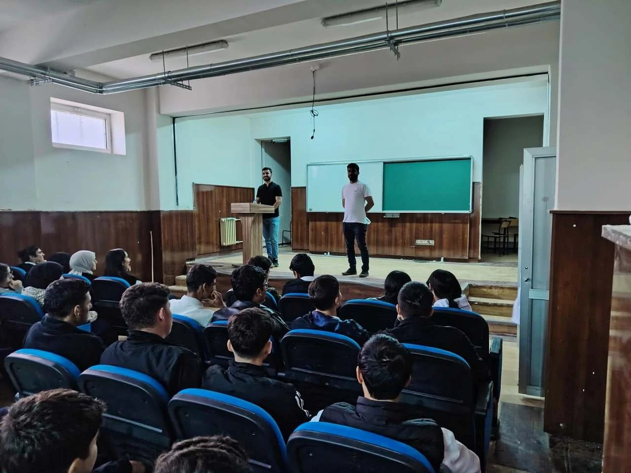 Siverek’te Eski Mezunlardan Yeni Nesle Yol Gösteren Seminer