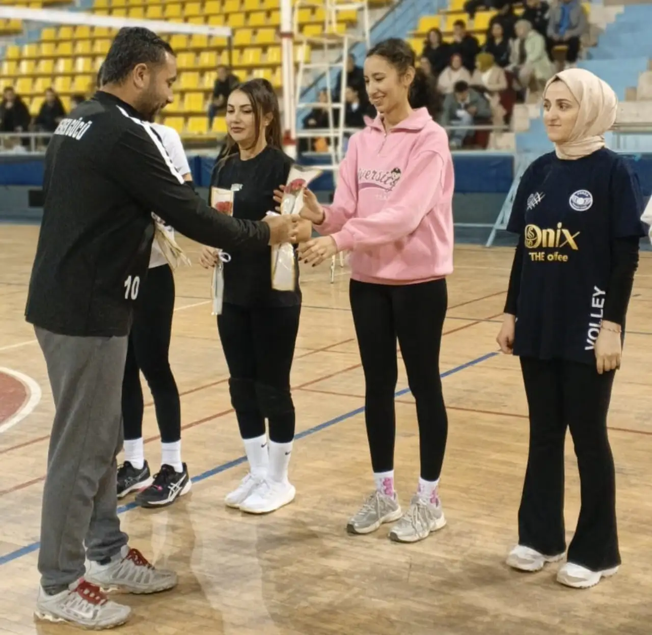 Siverek’te File Önünde Zarif Kutlama: Kadın Voleybolculara Karanfilli Jest!