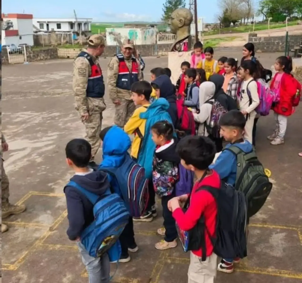 Siverek'te  Jandarmadan G&uuml;venli Okul" uygulaması Hayata Ge&ccedil;ti