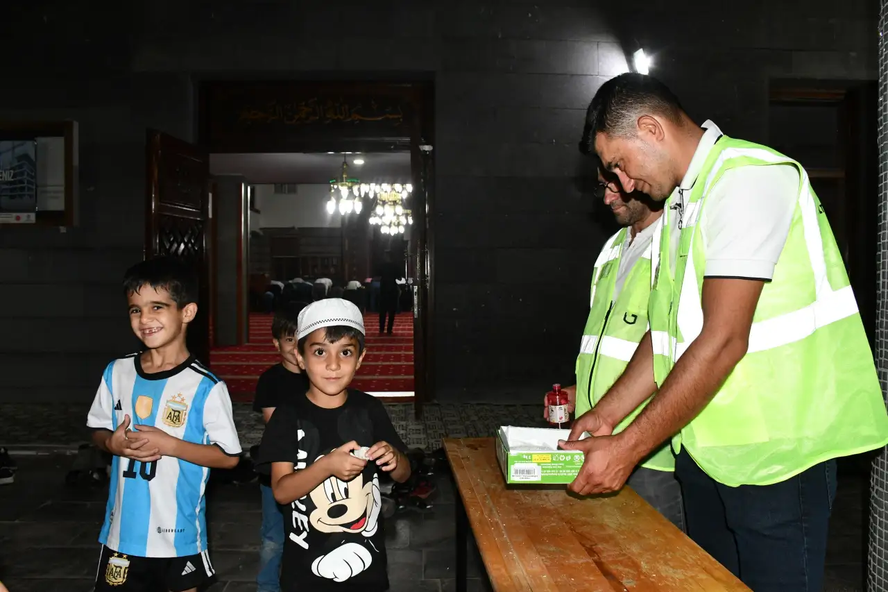 Siverek'te Kandil Gecesinde Gül Suyu ve Lokum İkramı