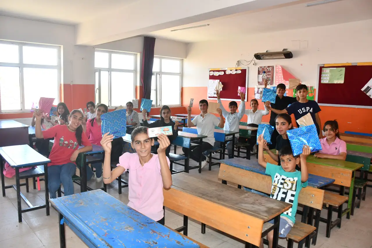 Siverek'te Kırsal Öğrencilere Karne Günü Sürprizi
