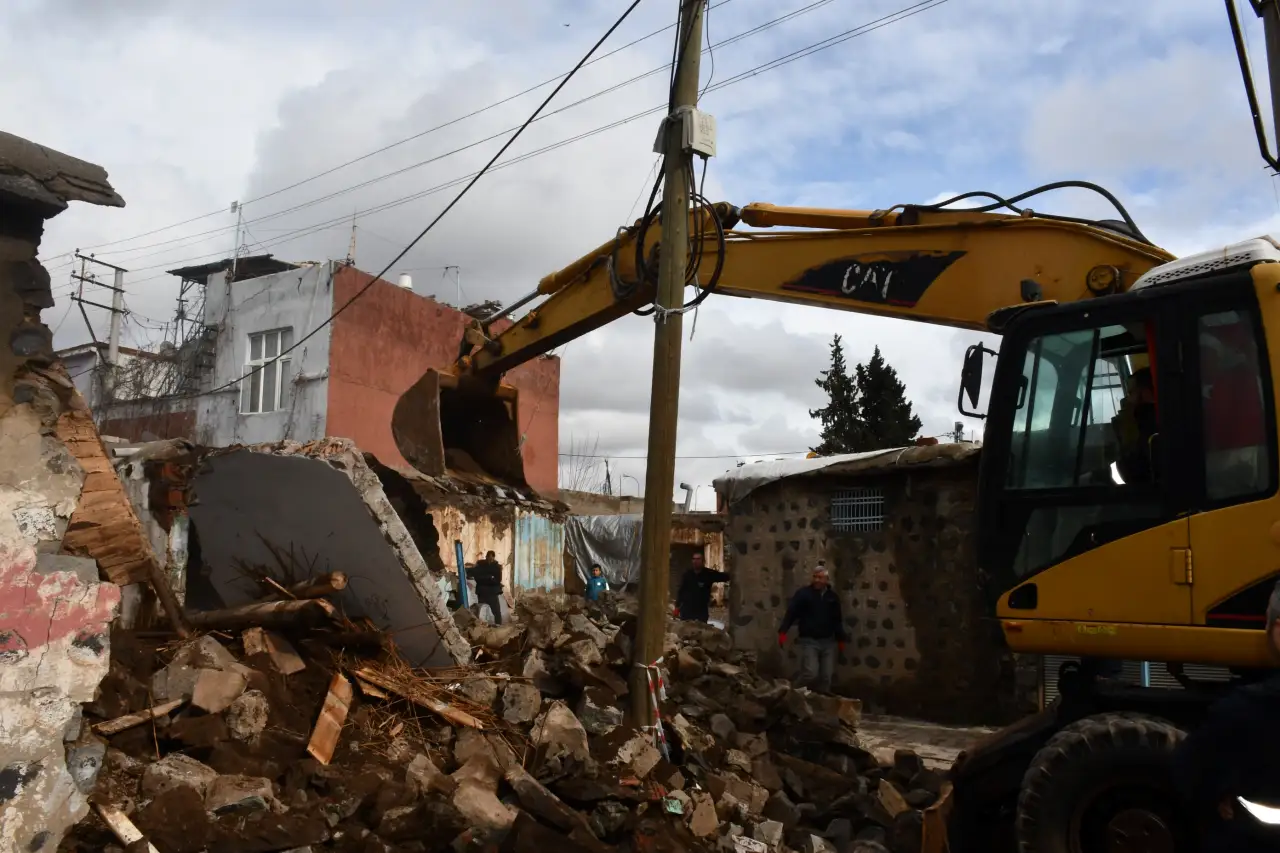Siverek&rsquo;te Metruk Yapı Operasyonu: G&uuml;venli Sokaklar İ&ccedil;in Yıkım Seferberliği Başladı!