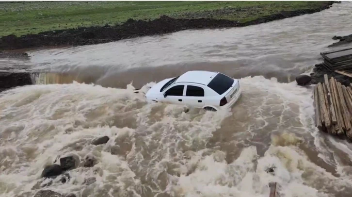 Siverek'te Sel Felaketi: Bir Otomobil Dereye Sürüklendi, Yolcular Faciadan Kıl Payı Kurtuldu