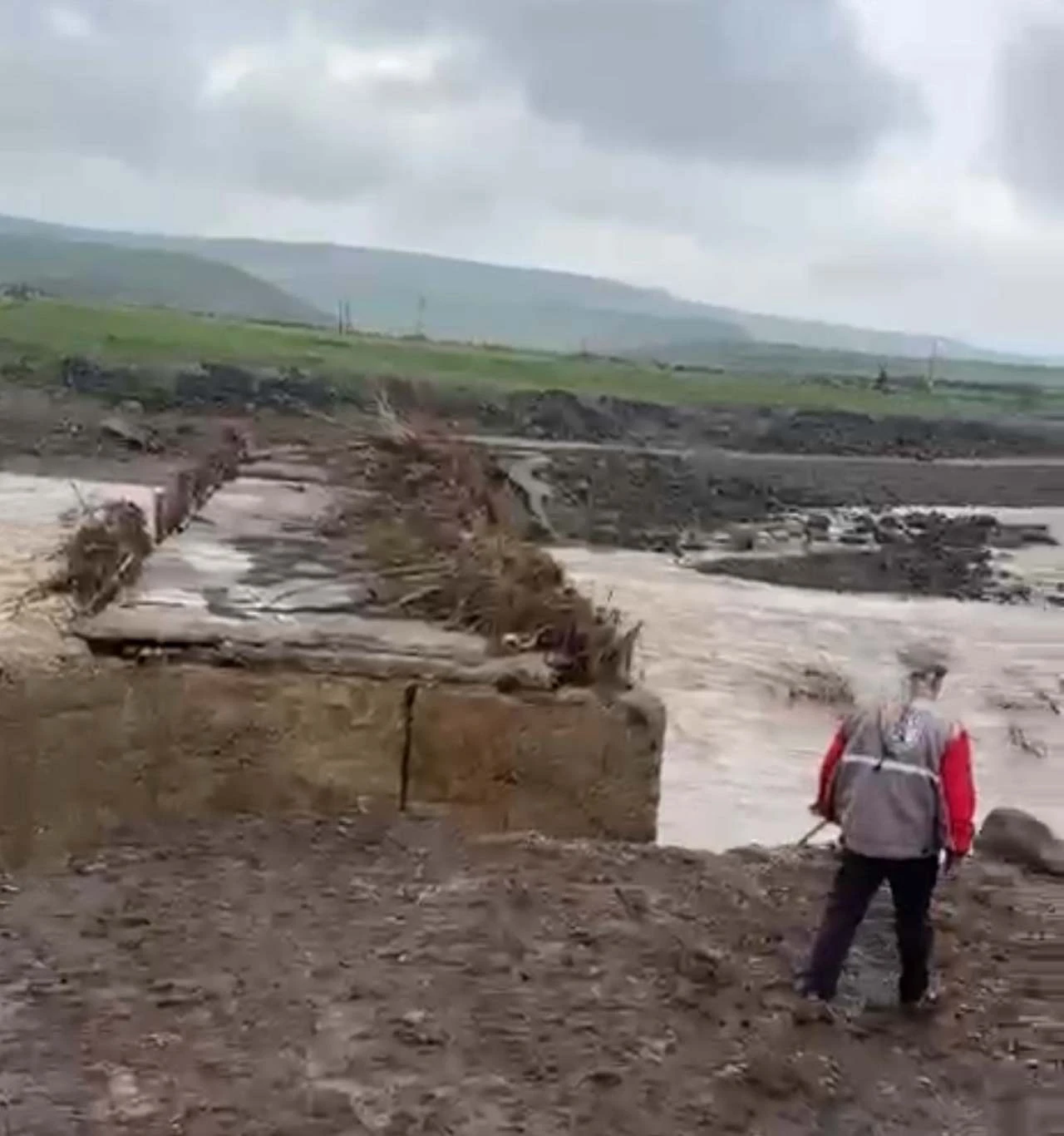Siverek&rsquo;te Ulaşım &Ccedil;ilesi: 25 K&ouml;y&uuml; Birbirine Bağlayan Zenk&ccedil;ur &Ccedil;ayı K&ouml;pr&uuml;s&uuml; Alarm Veriyor