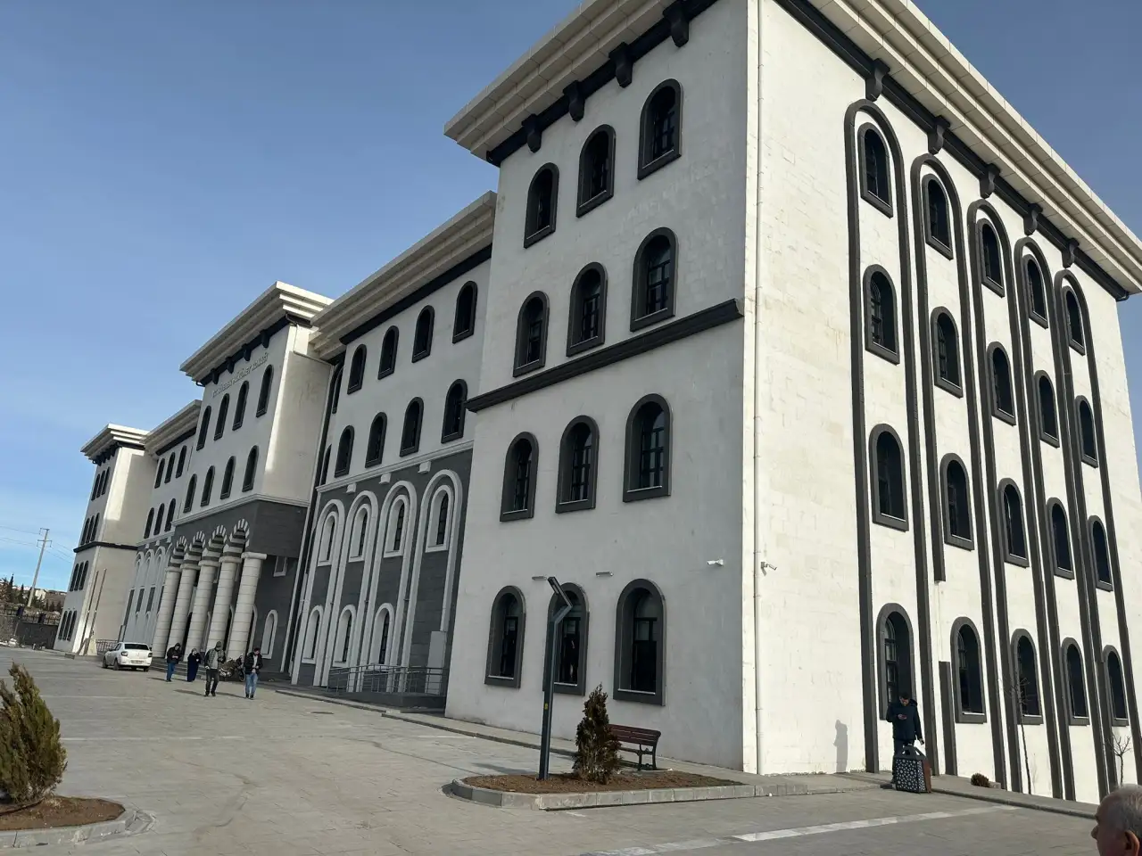 Siverek&rsquo;te Yeni H&uuml;k&uuml;met Konağı&rsquo;na Ulaşım &Ccedil;ilesi: Vatandaş &Ccedil;&ouml;z&uuml;m Bekliyor