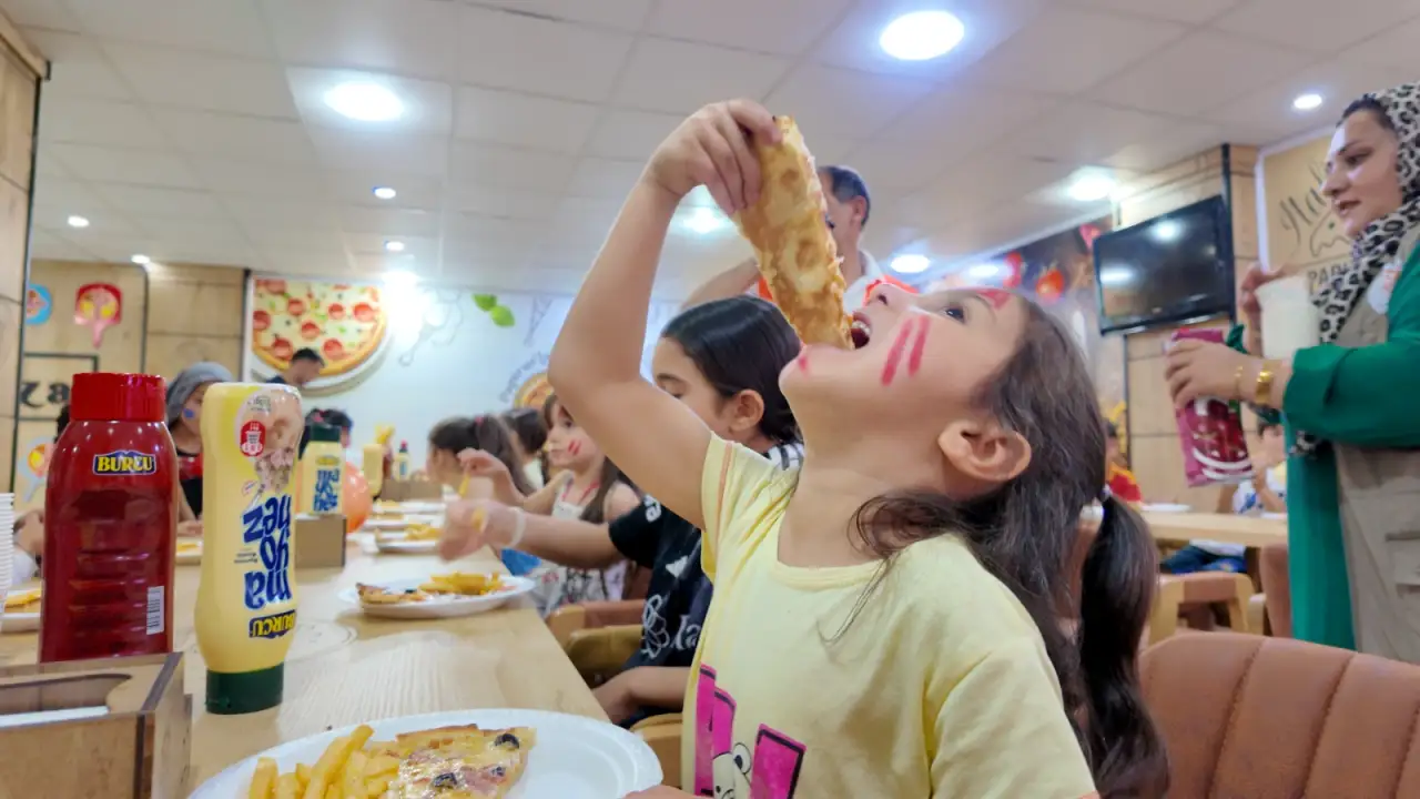 Siverek'te Yetim ve Öksüz Çocuklara Pizza Sürprizi