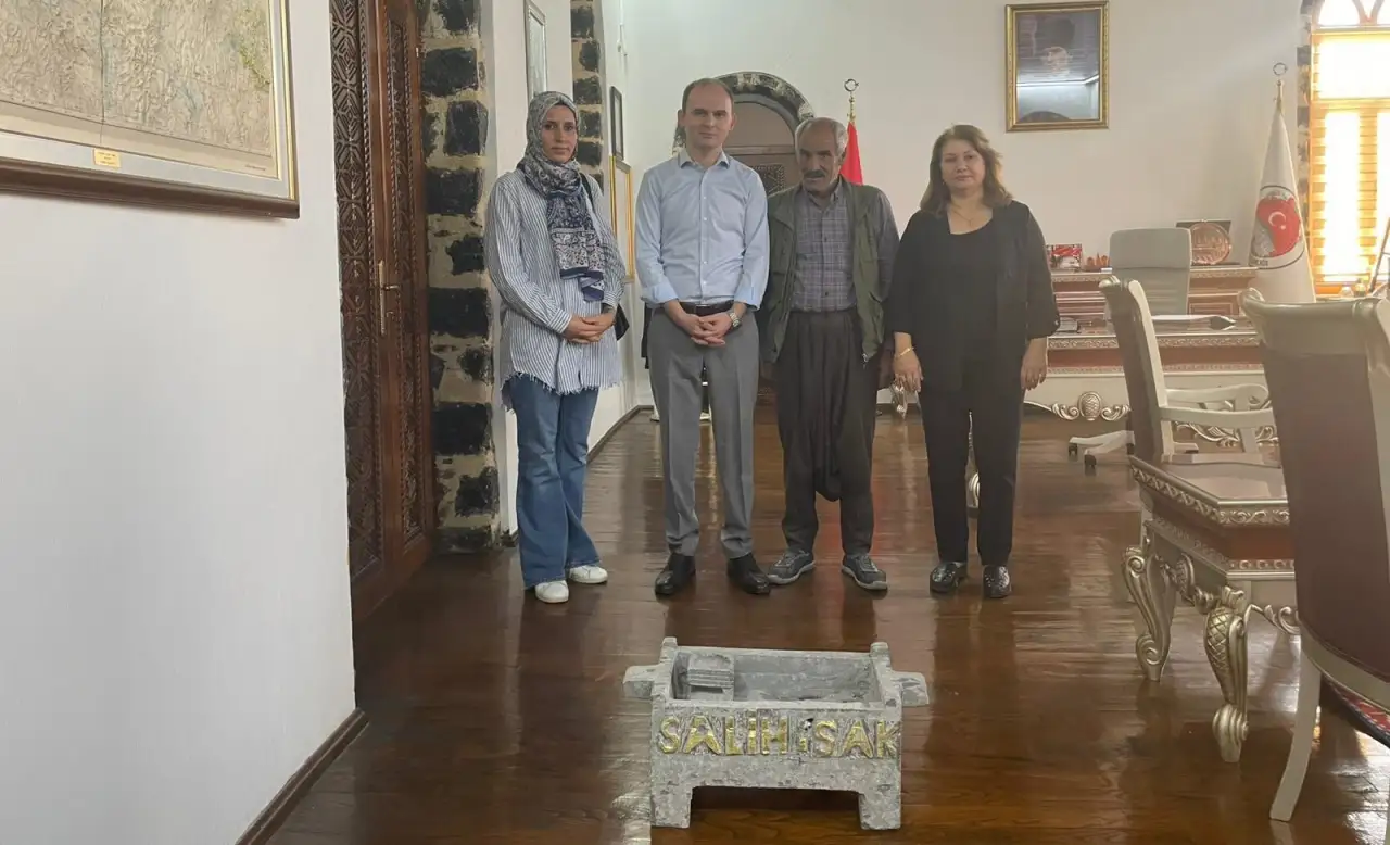 Siverekli Taş Ustası Selaniş’ten Kaymakam Sak’a Anlamlı Hediye