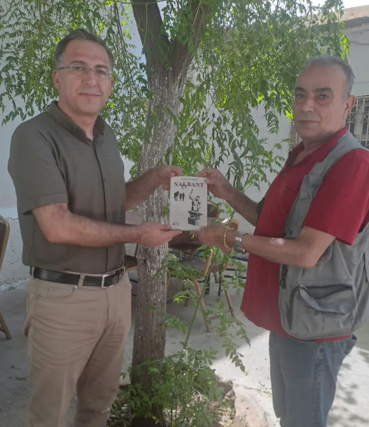 Siverekli Yazar Hıdır Çakmak’tan  “Nalbat”  Adlı İlk Kitabı Gazeteci Şükrü Dolaş’a İmzalandı