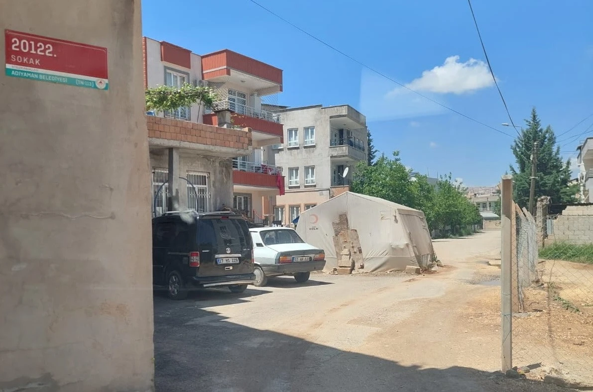 Sokak Ortasında Kalan Çadır Trafiği Felç Ediyor