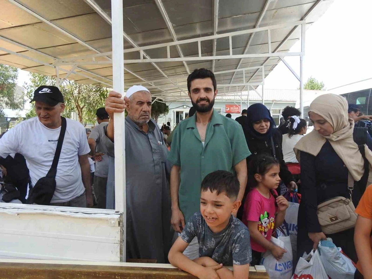 Suriyeliler Türkiye’ye Teşekkürle Gönüllü Geri Dönüşlerini Sürdürüyor