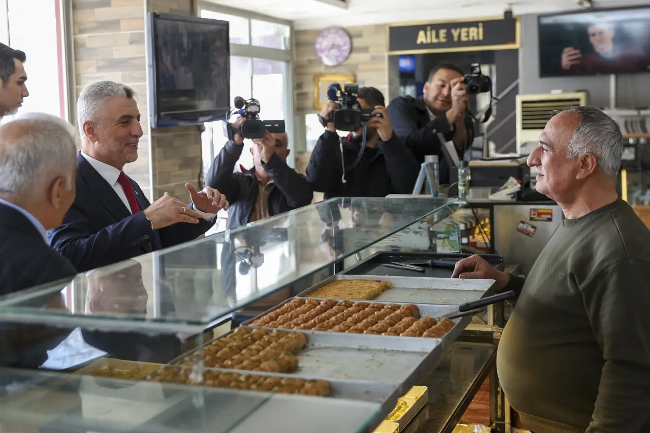 Ticaret Bakanı &Ouml;mer Bolat'tan Adıyaman'da Esnaf Ziyareti