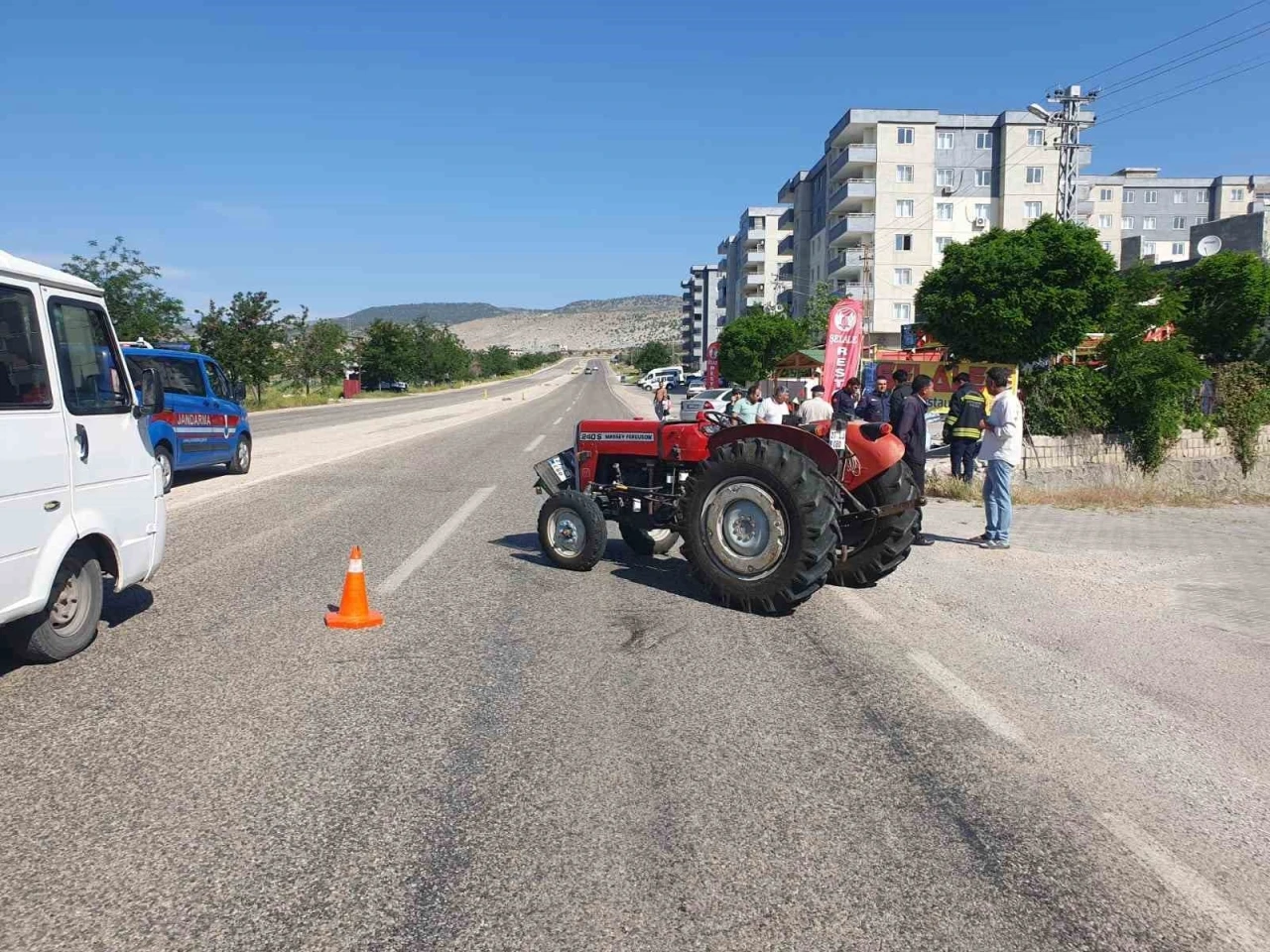 Traktörle Çarpışan Araç Kanalda Ters Döndü: 4 Yaralı