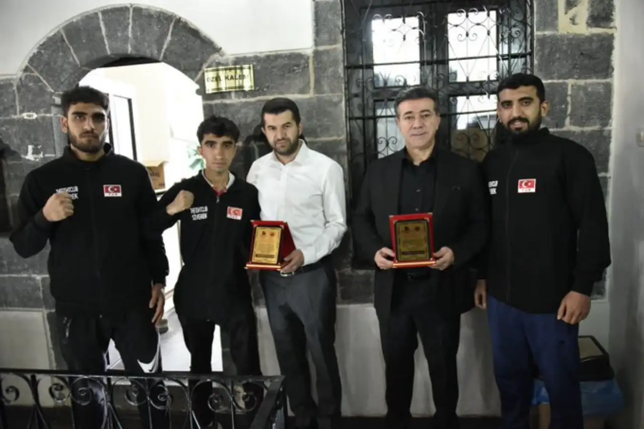 Zafer Kazanan The Fight Club Siverek Sporcuları Başkan Bucak'ı Ziyaret etti