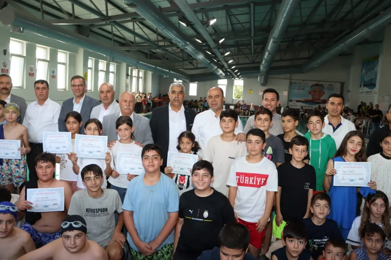 230 &Ccedil;ocuk Y&uuml;zme Eğitimini Tamamladı: Sertifikaları T&ouml;renle Verildi