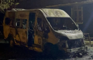 Adana Ceyhan'da Park Halindeki Minibüs Alevlere Teslim Oldu