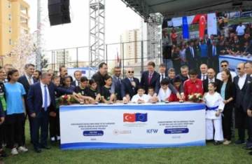 Adana'da Gençlik ve Spor Bakanlığı'ndan Büyük Hamle: Açık Saha Tesislerinin Toplu Açılışı Yapıldı