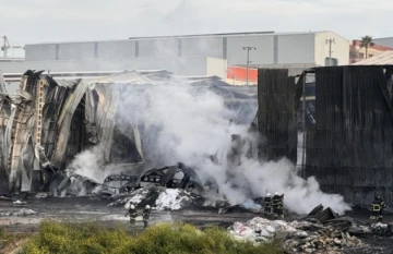 Adana'da Plastik Fabrikasında Çıkan Yangın Kontrol Altına Alındı