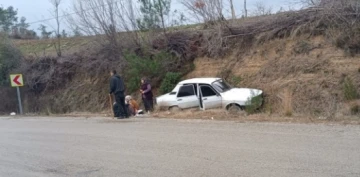 Adana'da Şarampole Savrulan Otomobildeki 3 Kişi Yaralandı