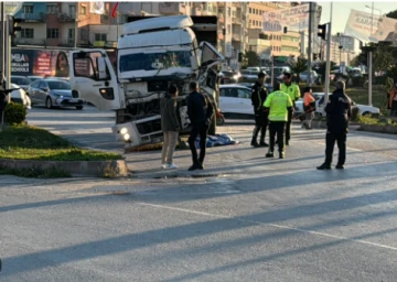 Adana'da Trajik Kaza: Otobüsle Çarpışan Kamyonun Sürücüsü Hayatını Kaybetti