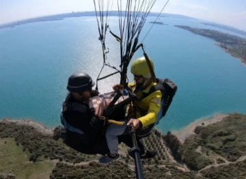 Adana Semalarında Tavla Keyfi: Yamaç Paraşütüyle Gökyüzünde Oyun