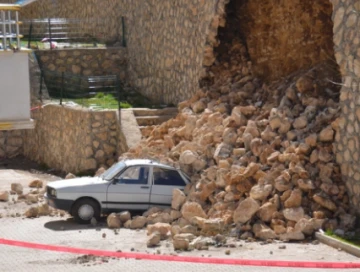Adıyaman Besni'de İstinat Duvarı Çökmesi Otomobili Hasara Uğrattı