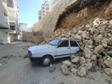 Adıyaman Besni'de İstinat Duvarı Faciası: İki Otomobil Enkaz Altında